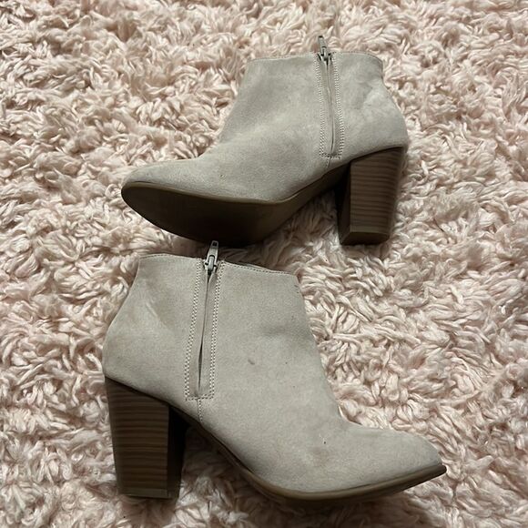 Old Navy Cream Ankle Boots. Size 9 - Picture 3 of 6